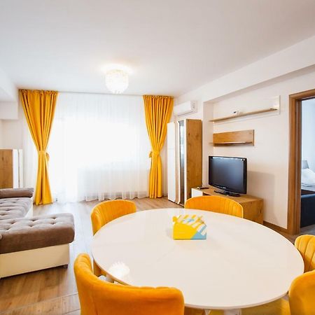 Spacious & Bright 2 Bedroom Central Apartment Орадя Экстерьер фото