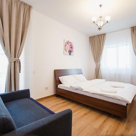 Spacious & Bright 2 Bedroom Central Apartment Орадя Экстерьер фото
