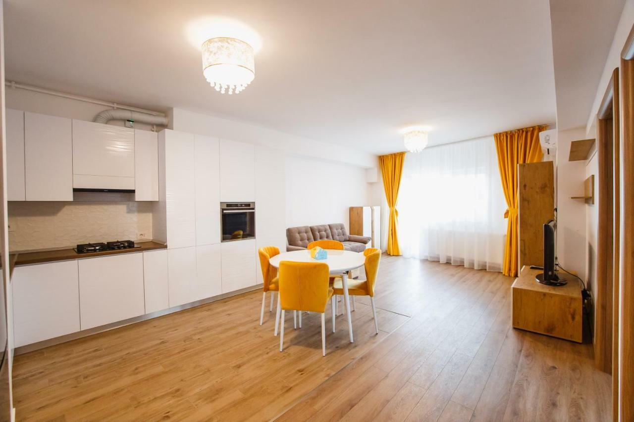 Spacious & Bright 2 Bedroom Central Apartment Орадя Экстерьер фото