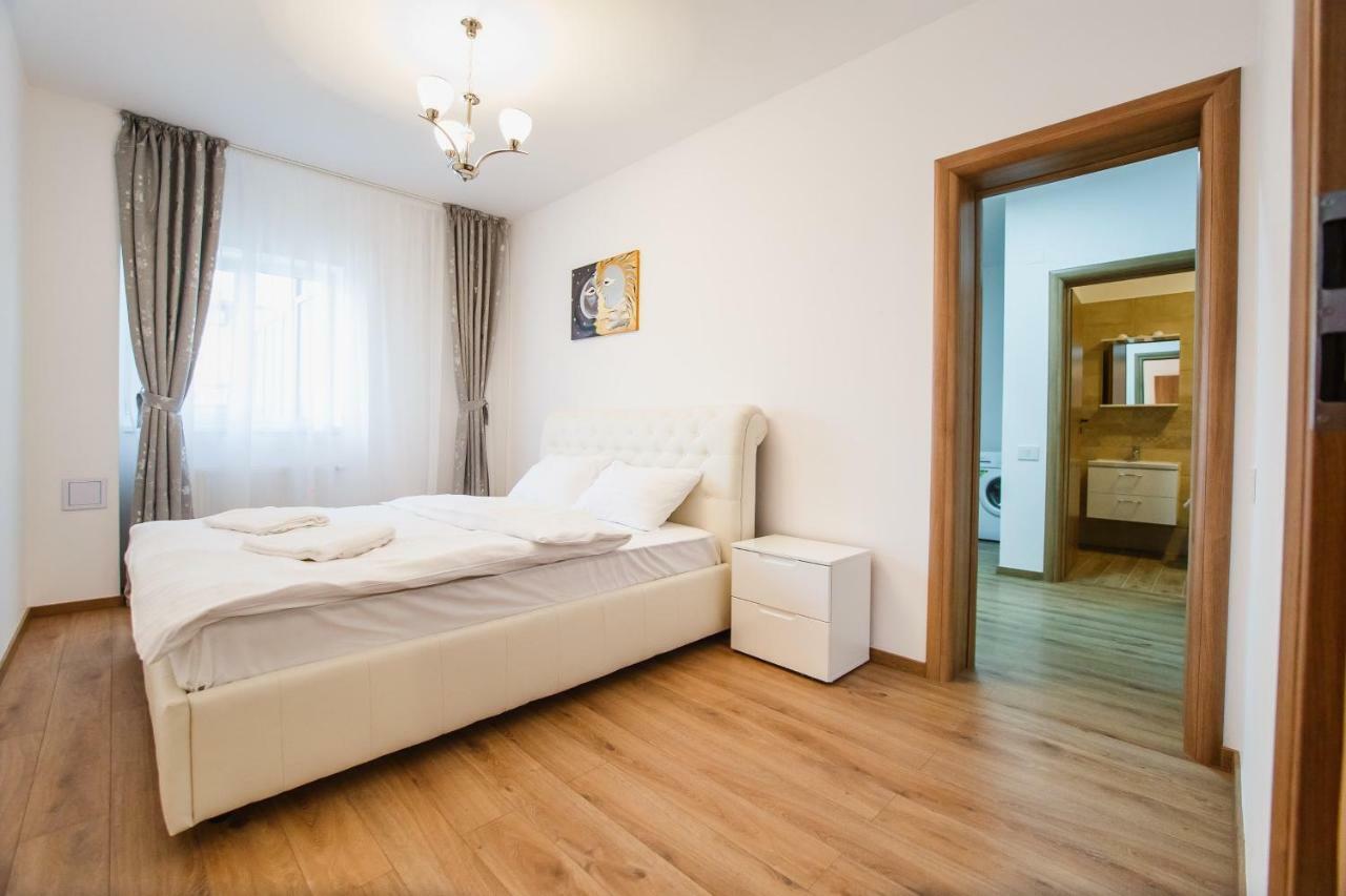 Spacious & Bright 2 Bedroom Central Apartment Орадя Экстерьер фото