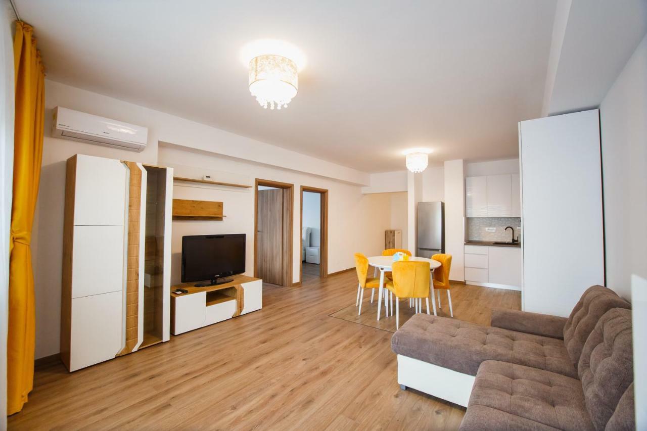 Spacious & Bright 2 Bedroom Central Apartment Орадя Экстерьер фото